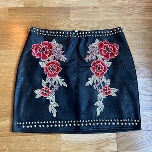 LEATHER ROSE DETAIL STUDDED SKIRT